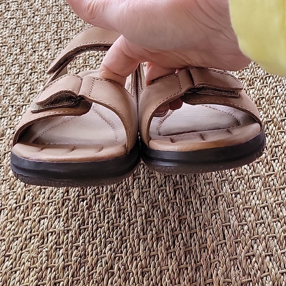DEER STAGS baja taupe suede leather sandals. New in box. Size 10 - Picture 3 of 10